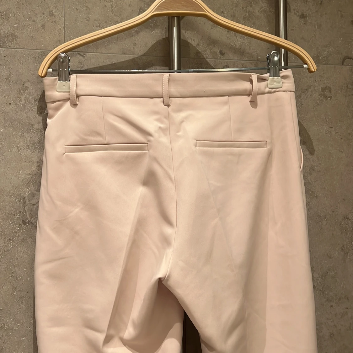 HELT NYA Beiga kostymbyxor från Neo Noir - 2