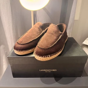 Lofers  - Snygga Lawrence Grey espdradillos, uttagna ur kartongen endast en gång aldrig använda, snygga Lofers liknande skor till ett bra pris OBS ej använda. 
