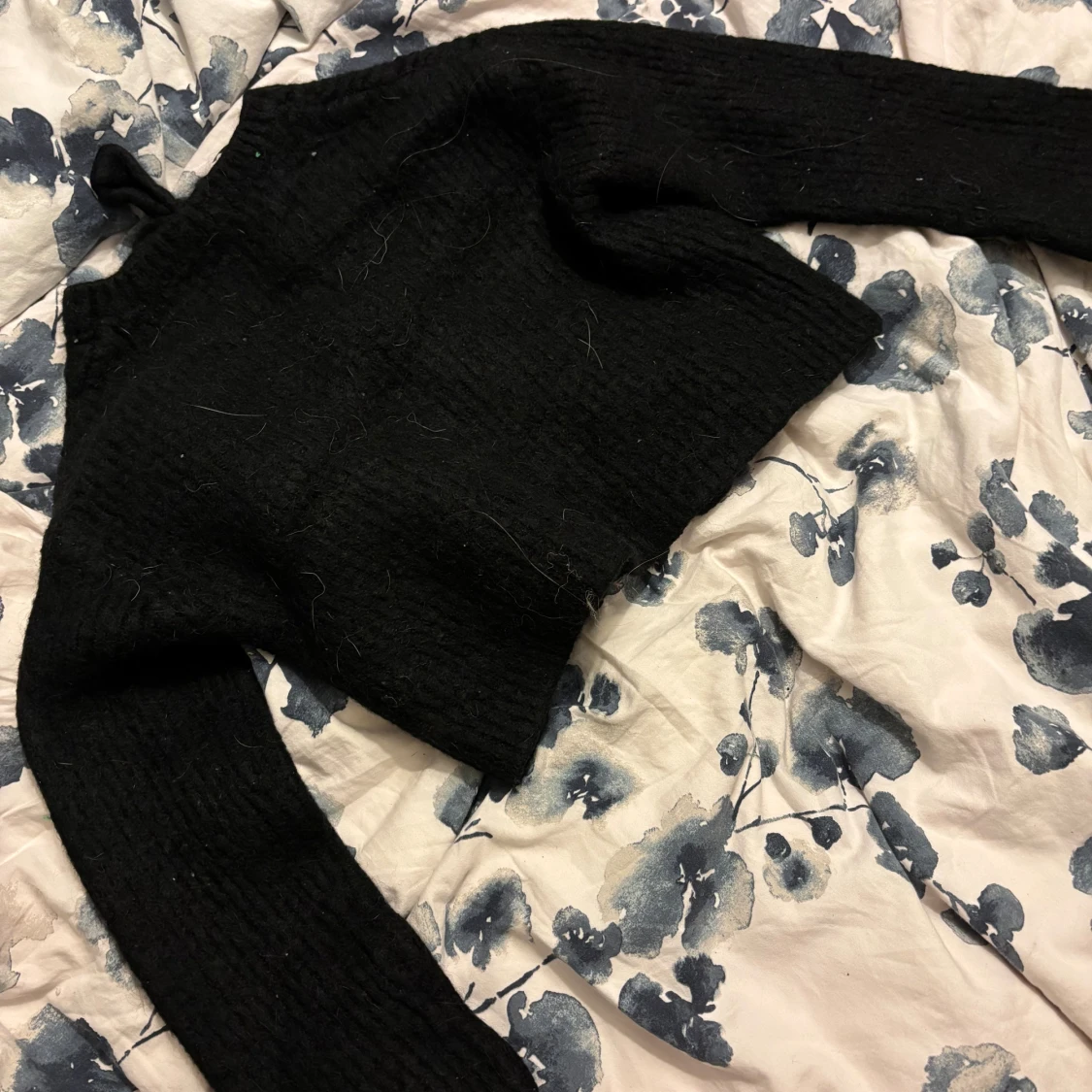 Svart croppad stickad tröja med knyt - 1