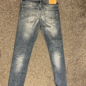 Blå Jeans från Jack and Jones  - Riktigt snygga grish jeans med lite slitningar.  Storlek 29,32. Bara att höra av sig vid frågor!