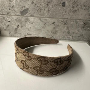 Hårband  - Använd någon gång. Lite missfärgat på insidan, se bild. Inte äkta 🤎