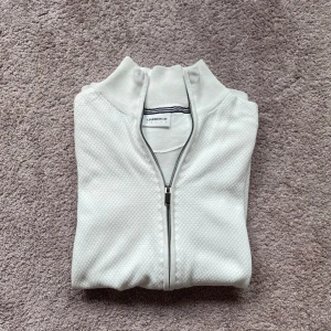 Helzip lindbergh - Säljer denna helzip från lindbergh, perfekt nu för sommaren! Använd fåtal gånger! Storlek s! Dm vid frågor!