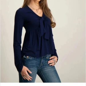 Mörkblå blus med knyt från Fayvel - Marin blå topp från RYVLS,som ny har använt den en gång.