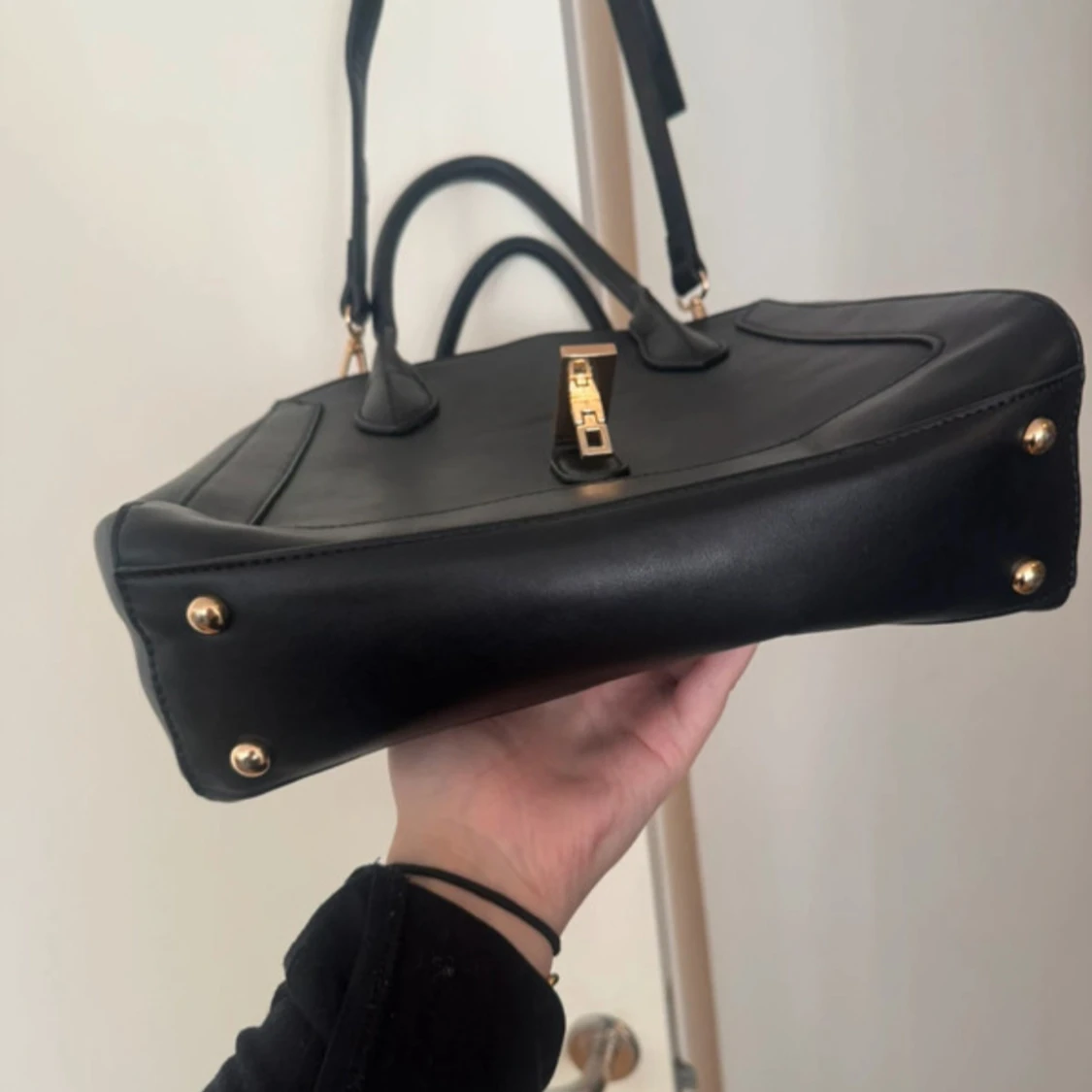 Svart handväska med gulddetaljer - 3