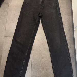 Svarta raka jeans från Zara - Knappt använda 