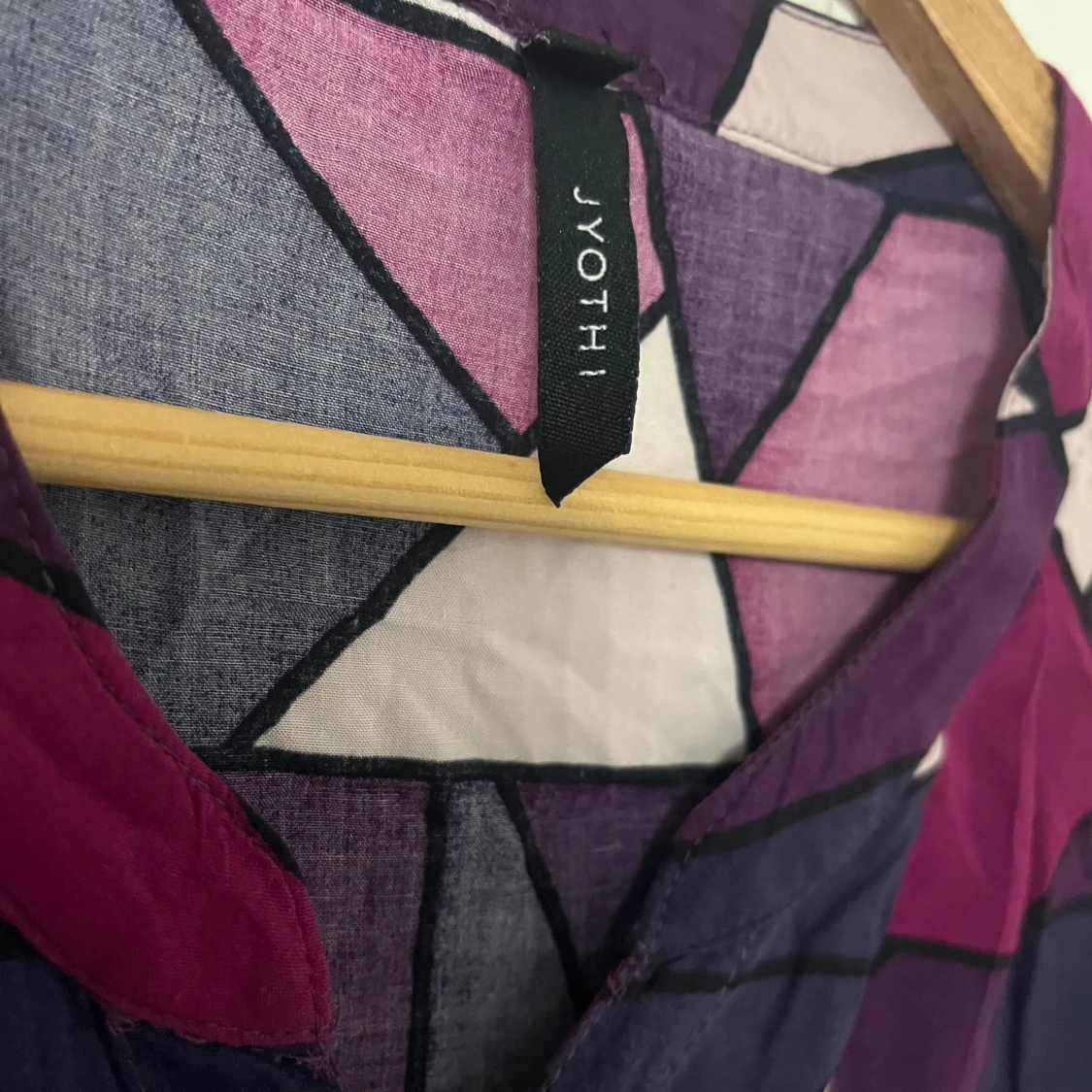 Färgstark blus från Jyothi med grafiskt mönster - 2