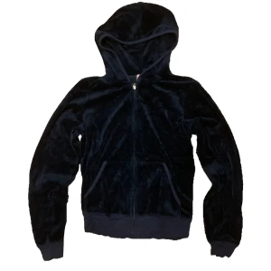Mörkblå Juicy Couture kofta - Säljer en mörkblå hoodie från Juicy Couture med huva och dragkedja framtill. Basic mörkblå juicy couture kofta.