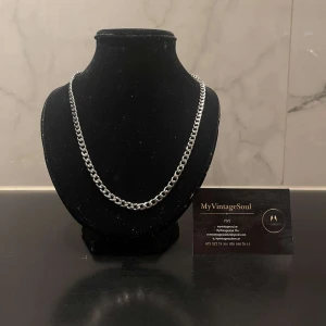 Silverfärgat halsband - Elegant silverfärgat halsband med en klassisk kedjedesign. Perfekt för att ge en stilren touch till din outfit. Passar både till vardag och speciella tillfällen.