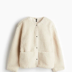 Beige teddyjacka med knappar - Supermjuk och fluffig teddyjacka i beige från H&M. Jackan har rund halsringning, stora fickor framtill och stängs med knappar. Passar till allt när du vill vara både chill och snygg outfit. Siter jätte fint och har en jätte bra pass form. Skriv om ni vill ha fler bilder. Pris kan diskuteras.