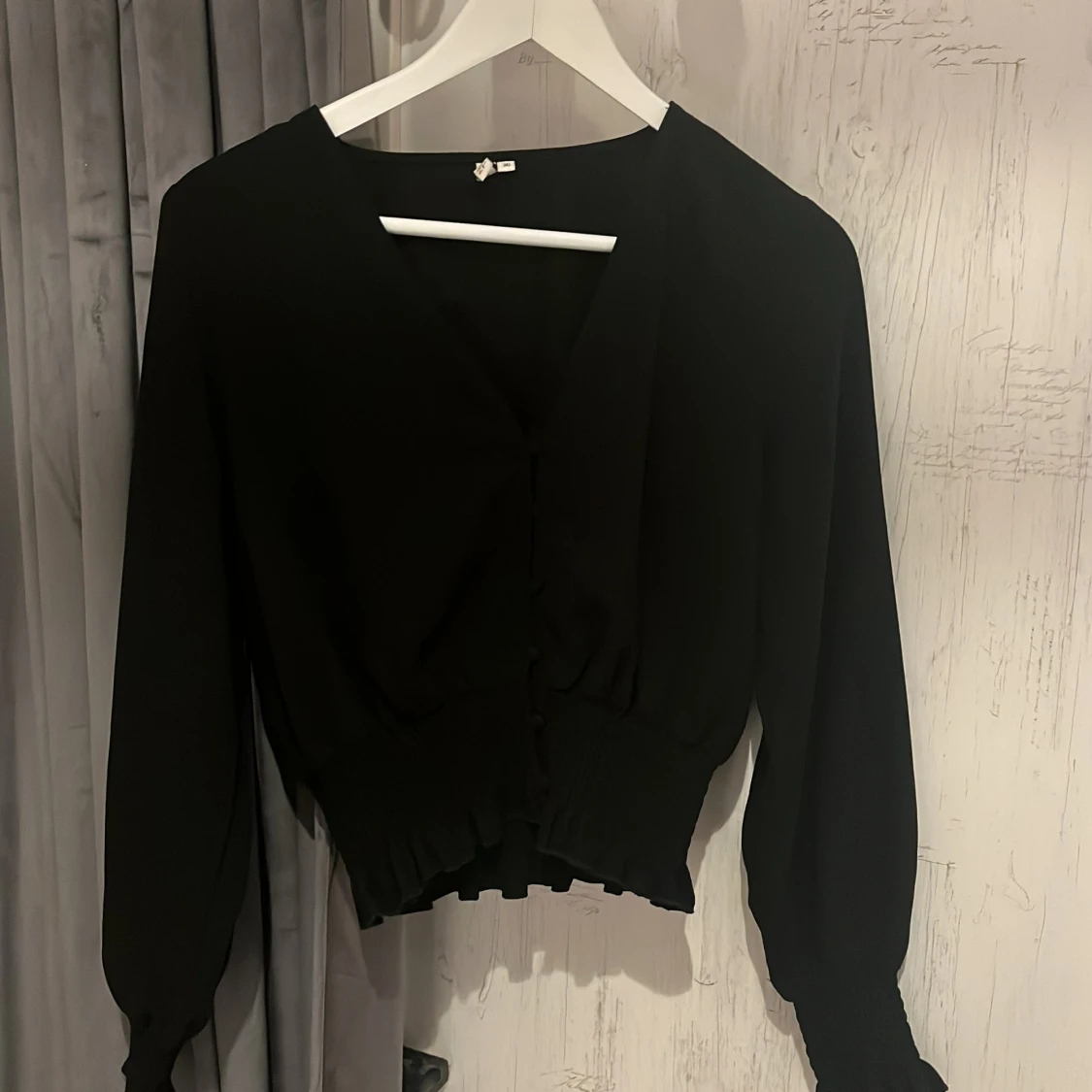 Svart blus med knappar från NLY Trend - 1