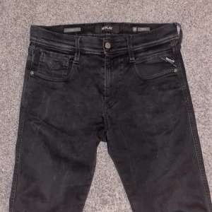 Replay Anbass Hyperflex - Replay anbass jeans w30 l32 skick 7/10 nästan helt nya men har ett hål mellan benen som inte syns vid användning men kan vara bra att fixa. Mått längd 104cm, midja 40cm, innelår 82cm. Pris kan diskuteras meddela mig vid frågor eller funderingar.