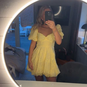 Gul klänning - Superfin kort gul klänning med puff kjol och ärmar, så snygg!!! Klänningen är aldrig använd