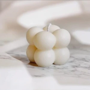 Ljus 100% stearin - Egengjorda vita bubbliga ljus där man får välja vit eller beige, med måtten 3.5cm i höjden och 4cm i bredden. Pga hemmagjort så kan ljusen skilja sej lite ifrån varandra/bilden. Hör gärna av dej vad du önskar för färg samt hur många.