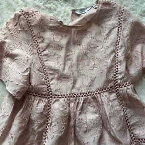 Blus från & other stories - Super söt blus köpt från & other stories! Köpt nyligen och endast kommit till användning en gång 💗