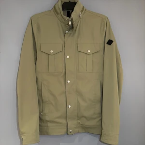 J.Lindeberg field jacket - Säljer nu en J.Lindeberg field jacket. Jackan är näst intill ny skick och är riktigt snygg. Denna jackan är perfekt till hösten. Hör av er vid minsta funderingar och om ni vill ha fler bilder osv!