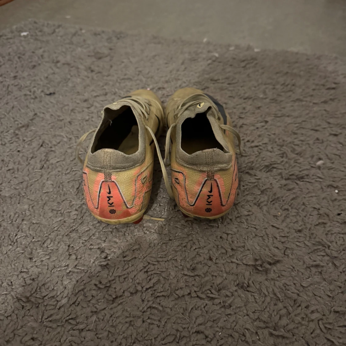 Nike fotbollsskor i beige och svart - 1