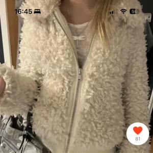 Populär hm teddy jacka  - Lägger ut igen för gratis frakt🥰 Köptes här på Plick för 650kr i våras. Säljer pga att jag har för många jackor😅 Supermysig beige teddyjacka med fluffig struktur som passar perfekt nu till hösten och vintern!