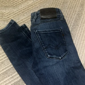 mörkblåa REPLAY jeans  - Tjena! Säljer ett par feta replay jeans i storlek 27/32 dom har en riktigt unik färg priset är ej hugget i sten 🪨 Vid övriga fråga kontakta oss här på Lion closet!🦁👑🫵