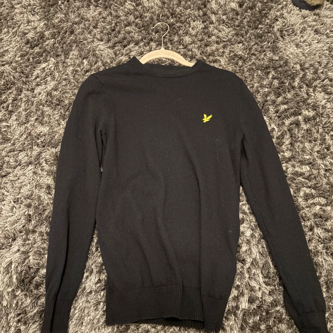 Mörkblå stickad tröja från Lyle & Scott