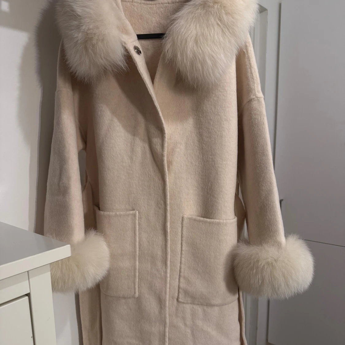 Kappa med fuskpälsdetaljer