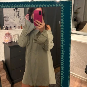 Grön offshoulder klänning 💚 - Superfin och gullig klänning perfekt till vardagen, sommaren eller när som! Använd en gång 