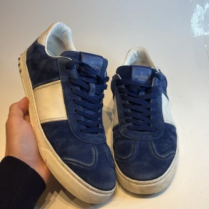 Valentino Flycrew - | Valentino Flycrew | Storlek 42,5 | Inget OG | Skick 7/10 behöver en tvätt | Mitt pris är fast 3499kr
