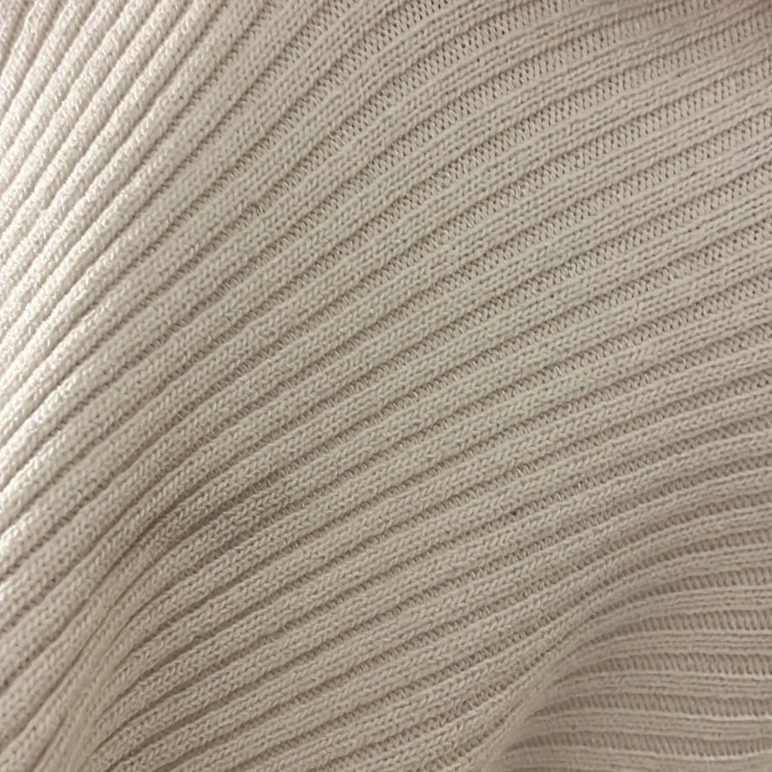 Beige ribbad offshoulder stickad tröja - 1