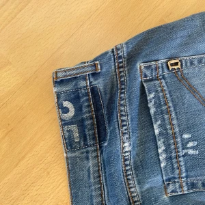 Dondup george - Säljer nu ett par riktigt feta dondup george! Storlek 35it sitter som 31eu🙌 Trendiga och fräscha, endast provade! Nypris runt 3000kr.