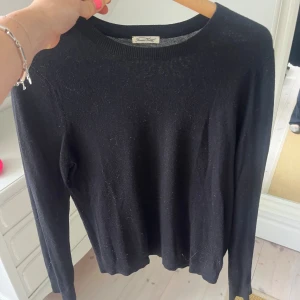 Svart långärmad kashmirtröja - Mjuk och stilren svart tröja från i kashmir. Rund halsringning och långärmad modell med ribbad kant vid halsen. Perfekt för dig som gillar klassiska och enkla plagg med lyxig känsla.