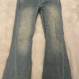True religon jeans - Ljus blå true religion jeans i modellen Joey. Storlek 26. Köpta på Nelly!  OBS! jag har sytt upp de så de passar mig som är 158. Skriv gärna prisförslag!💕