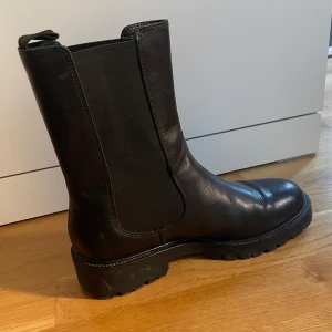 Vagabond - Säljer dessa användbara vagabond boots, modell kenova.  Storlek 39. Använda ett fåtal gånger förra hösten så inga anmärkningar förutom det vanliga ”vecket” på ovansidan. Normala i storlek. Nypris 1700 kronor.