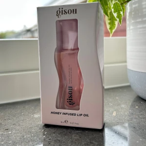 Gisou Lip Oil - Säljer min oanvända Gisou Lip Oil. Köpt på Sephora vid lansering i september men ej kommit till användning💕
