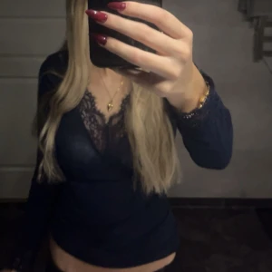 intimissimi tröja  - mörkblå intimissimi tröja i strl S och inga hål, väldigt töjbar passar mig som bär XS och säkert strl M också!!