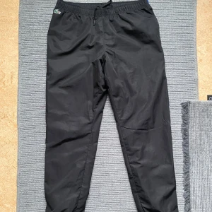 Lacoste Sport byxor - Säljer en oanvänd lacoste byxa! Den har inga skador! Storlek L.  