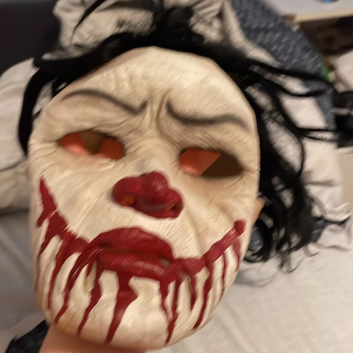 Halloweenmask med svart hår och bloddetaljer - 4