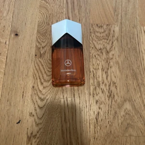 Mercedes-Benz LAND parfym - Säljer nu denna mercedes Benz land parfymen. Parfymen är nästintill full då den endast har använts vid ett fåtal tillfällen.  Vid frågor är det bara att höra av sig, jag svarar på allt! 