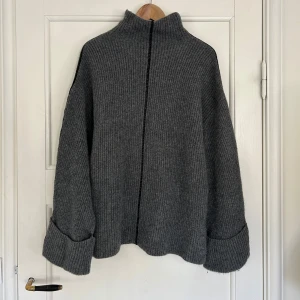 polotröja 100% ull - Mysig grå ribbstickad polotröja med hög krage och breda uppvikta ärmslut. Från H&M i storlek S💗