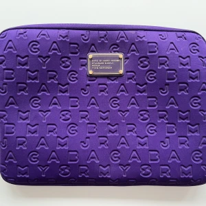 Datorfodral marc jacobs - Datorfodral från Marc Jacobs i använt men bra skick! Passar 13 tums dator max. Dragkedjan är sönder därför säljer jag så billig