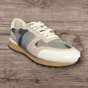 Valentino rockrunners! - Säljer dessa nu för 2100kr vill inte ha de. De är för små på mig. Är intressad i byten. Maison margiela, lanvins. Box, två dustbag och snören hänger med på byte eller köp✌🏿