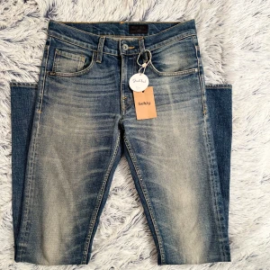 TOS jeans - Ett par riktigt feta tiger of Sweden jeans! Modell: Sharp, Stl: W29 L34, skador: ett hål i vänster ficka. Hör av er vid frågor!🔹🔹