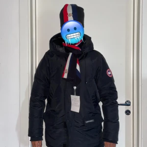 Moncler Mössa&halsduk set  - Helt ny. Fin replika med grym kvalitet. One size. Mössan och halsduken ingår i priset. Pris: 899kr. Först till kvarn som gäller. Skickas direkt inom 24h