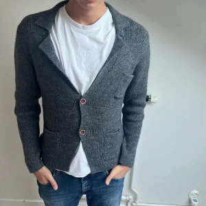 Snygg stickad kofta  - Storlek S-M, från pull & bear, bra skick, köpt för 600 så säljer för 389kr, kan diskuteras