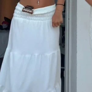 Vit långkjol - Vit low waist långkjol från Gina storlek 158/164, men sitter som xs/s. Använd några gånger och har lite mörkare delar som har blivit lite gråa men det syns verkligen bara om man tittar super nära 💞