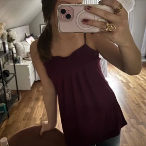 Vinröd linnetopp med smala axelband  - Säljer en vinröd linnetopp med smala axelband och snygga veckade detaljer, har fått från min granne som har gjort den men skulle gissa på storlek s eller xs🤍