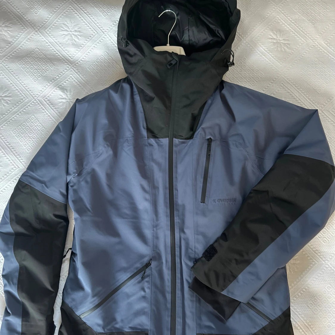 Blå och svart skidjacka från Everest
