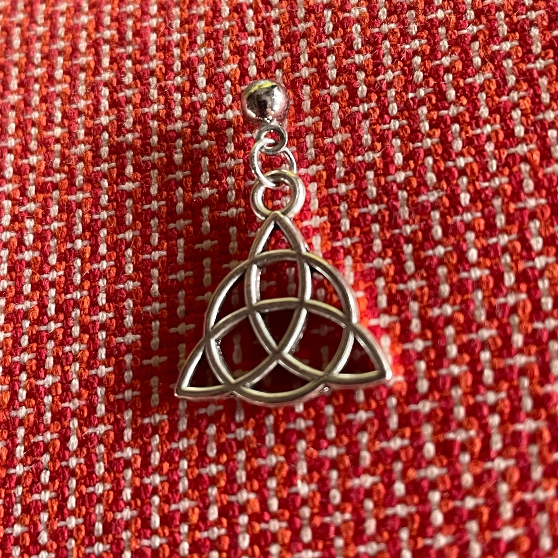 By prisförslag- 1 st Silvrigt örhänge med keltisk knut - 1