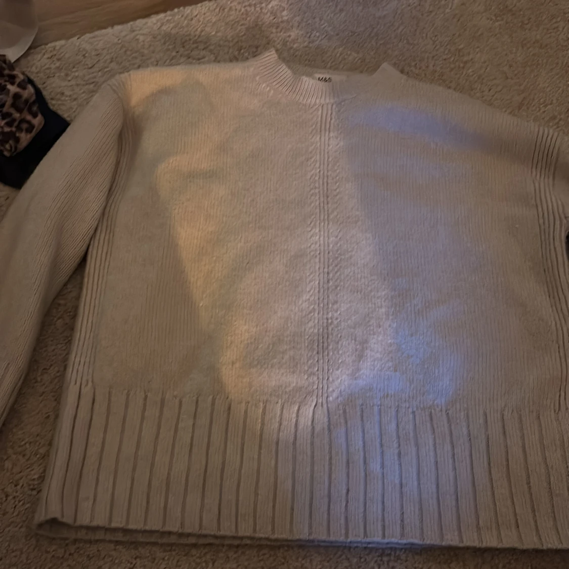 Beige stickad tröja från M&S