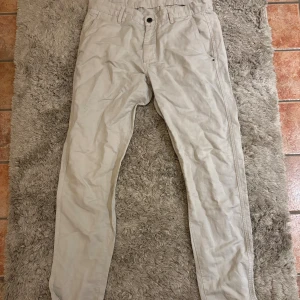 Massimo Dutto chinos - Säljer ett par riktigt snygga Massimo Dutto chinos som endast är använda ett fåtal gånger. De är i storlek 38, skulle passa någon som är runt 185 cm lång. De har inga fläckar eller andra defekter.