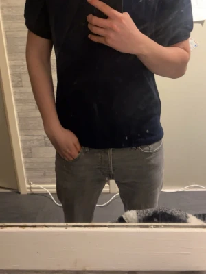 Mörkblå piké från Ralph Lauren - Säljer en mörkblå pikétröja från Ralph Lauren i slim fit, säljer den pågrund av att den inte passsr min storlek annars är den aldrig använd, jag skickar inom 24 timmar