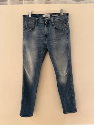 Replay Jeans - Säljer dessa Replay Jeans, de är i fint skick endast en liten defekt som syns på sista bilden. Storleken är 32/32. Hör av er vid minsta fundering!